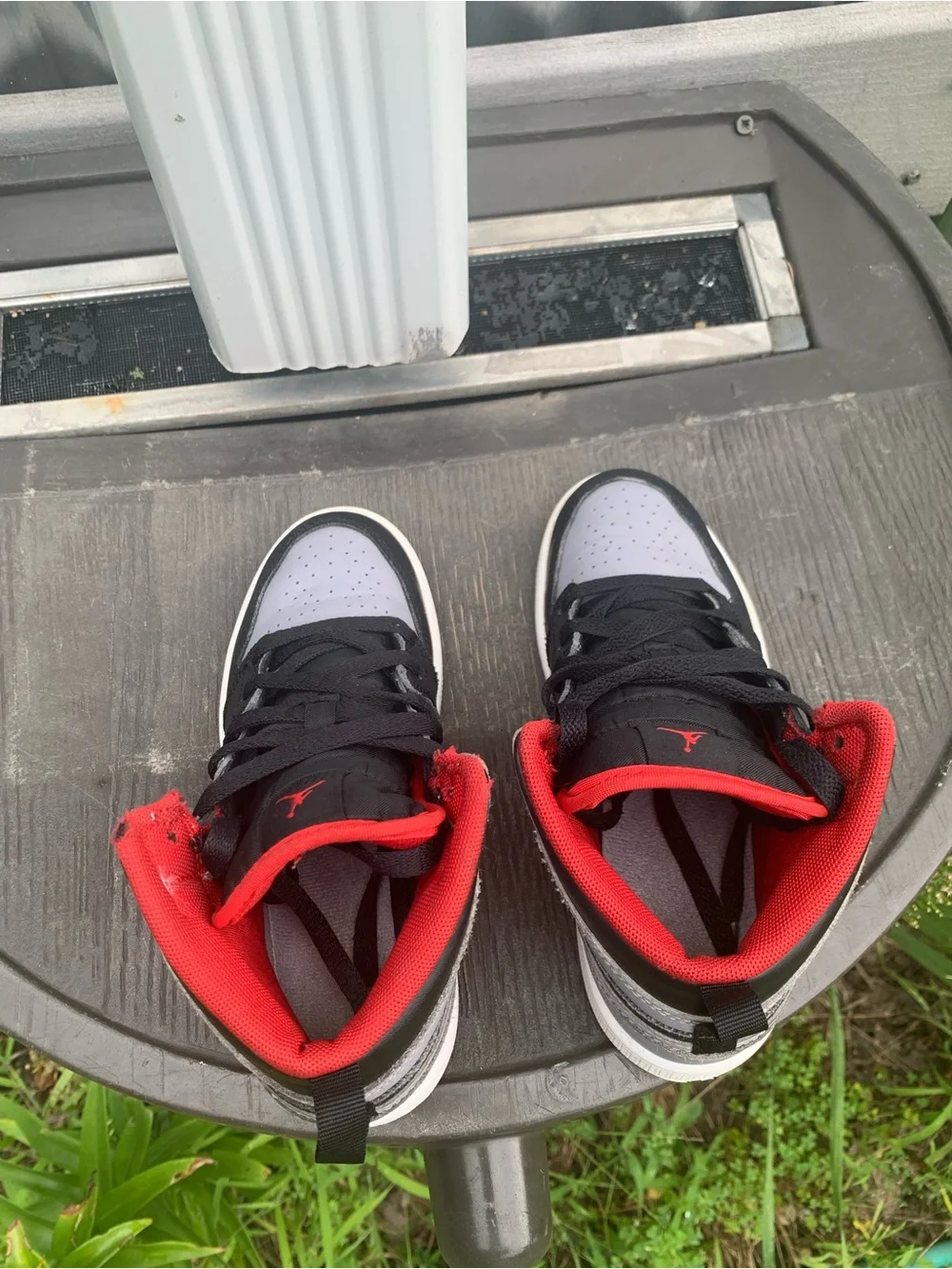Kids Nike Jordan 1 Mid-Top Sneakers in Black, Gray and Red Size 1Y Nike 8424-006